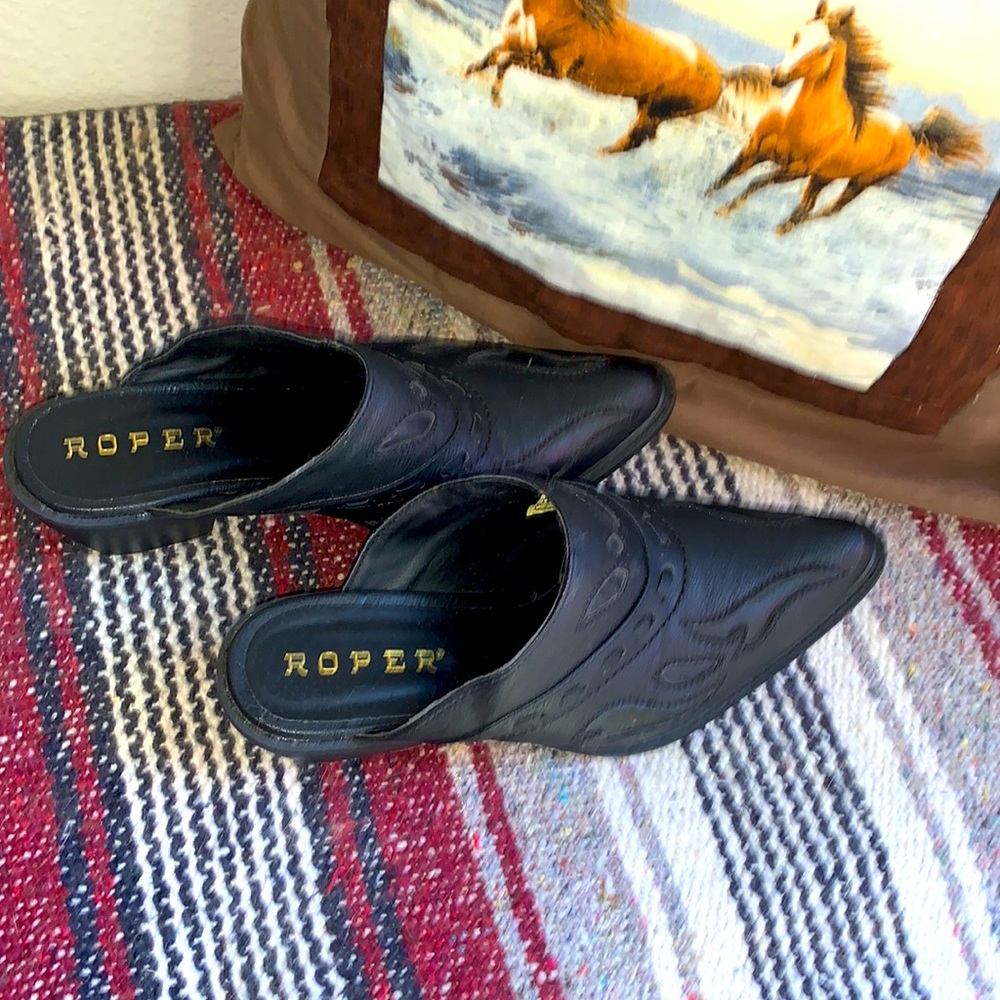 Western Boot decor slides.. very comfortable, great condition🤠